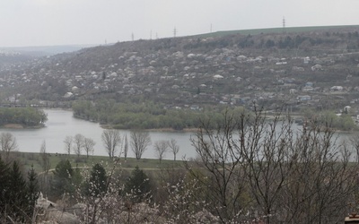 Rzeka Dniestr i widok na Naddniestrze od strony Mołdawii 