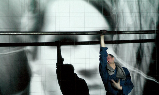  Popadający w obłęd Niżyński nadludzkim wysiłkiem woli pragnie wrócić do tańca