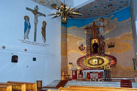  Nowocześnie urządzone wnętrze kościoła 