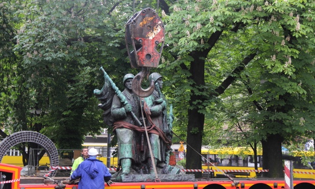 Usunęli pomnik Sowietów