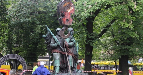 Usunęli pomnik Sowietów