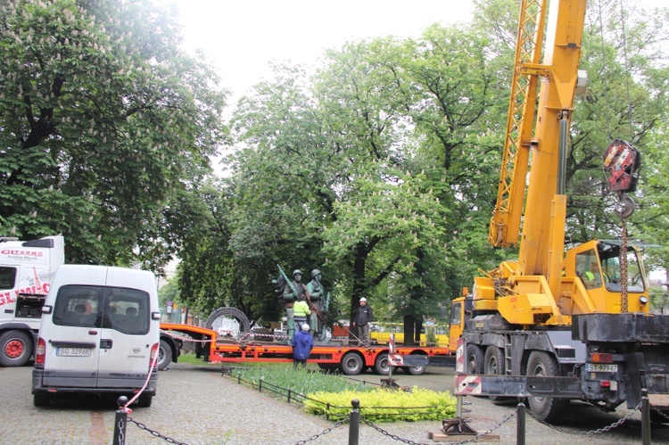 Demontaż pomnika żołnierzy sowieckich