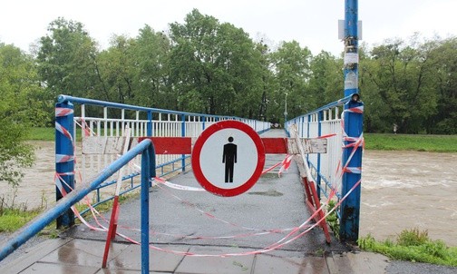Zamknięta kładka na Wiśle w Skoczowie