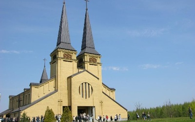 Kościół św. Jana Pawła II ma pięć naw, dwie kaplice, a jego powierzchnia to 1200 mkw. Może pomieścić nawet do 2500 osób. Dwie kościelne wieże mają po 42 m wysokości