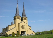 Kościół św. Jana Pawła II ma pięć naw, dwie kaplice, a jego powierzchnia to 1200 mkw. Może pomieścić nawet do 2500 osób. Dwie kościelne wieże mają po 42 m wysokości