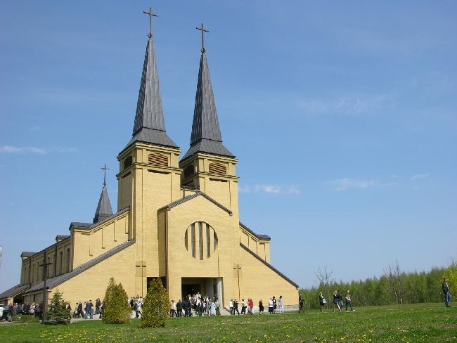 Kościół św. Jana Pawła II ma pięć naw, dwie kaplice, a jego powierzchnia to 1200 mkw. Może pomieścić nawet do 2500 osób. Dwie kościelne wieże mają po 42 m wysokości