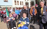 W pielgrzymce organizowanej przez "Dzieci Serc" wzięli udział niepełnosprawni podopieczni tego stowarzyszenia