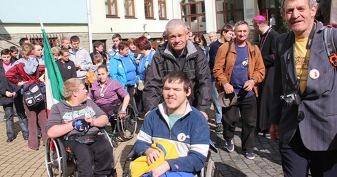 W pielgrzymce organizowanej przez "Dzieci Serc" wzięli udział niepełnosprawni podopieczni tego stowarzyszenia
