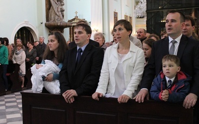 Rodziny w kościele św. Marii Magdaleny w Cieszynie