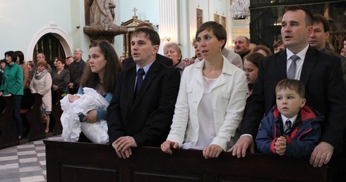 Rodziny w kościele św. Marii Magdaleny w Cieszynie