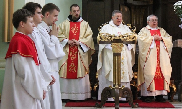 Ks. Henryk Satława (w środku) przewodniczył Mszy św. w intencji rodzin w Cieszynie