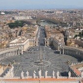 Ponad 1300 ubogich zasiadło przy stole w alei prowadzącej do Watykanu