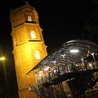 Podświetlona i udostępniona zwiedzającym wieża ciśnień w Płocku