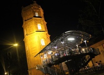 Podświetlona i udostępniona zwiedzającym wieża ciśnień w Płocku