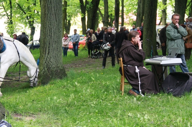 Jeźdźcy i zaprzęgi konne na pielgrzymce