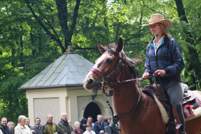 Jeźdźcy i zaprzęgi konne na pielgrzymce