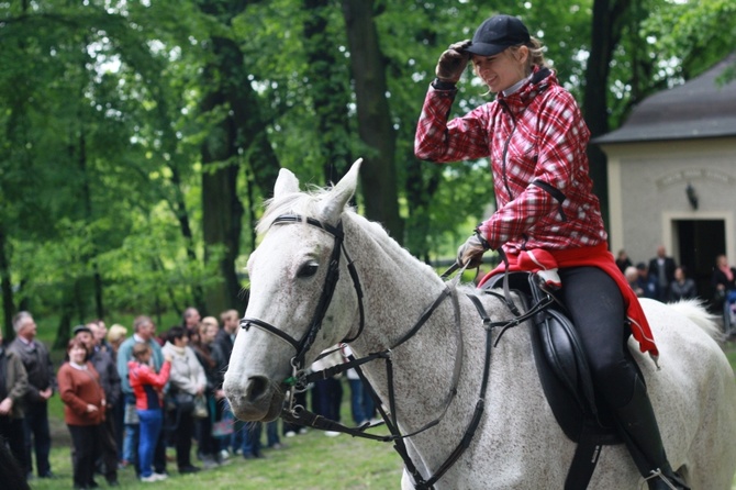 Jeźdźcy i zaprzęgi konne na pielgrzymce