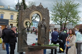 Papieskie rzeźby na nowotarskim rynku