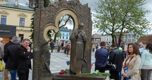 Papieskie rzeźby na nowotarskim rynku