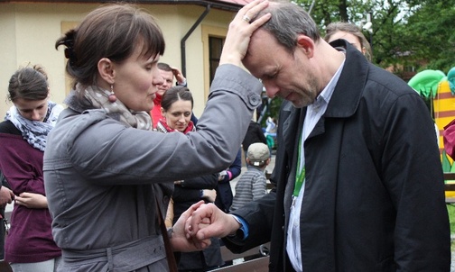 Ania i Bertrand Bischowie - z grona organizatorów marszu w Cieszynie modlą się nad sobą nawzajem