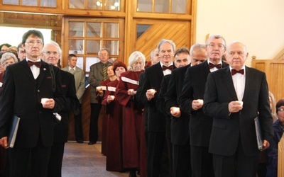 Koncert maryjny rozpoczęła pieśń "Bogurodzica", którą artyści śpiewali, niosąc w dłoniach płonące świece