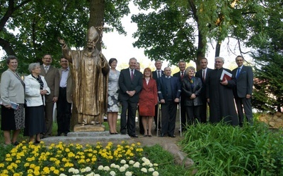 Olsztynecki pomnik św. Jana Pawła II