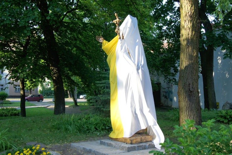 Poświęcenie pomnika św. Jana Pawła II w Olsztynku