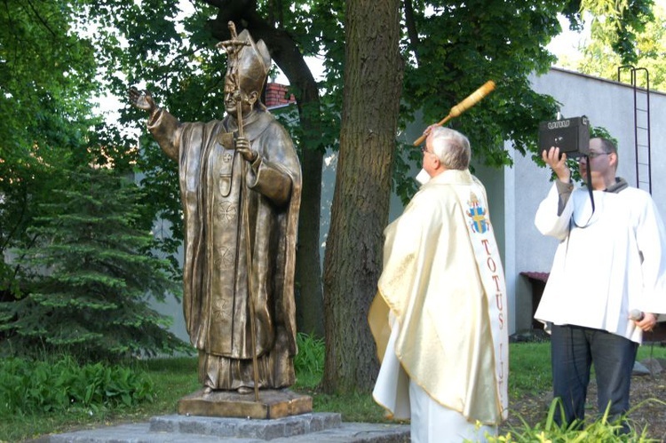 Poświęcenie pomnika św. Jana Pawła II w Olsztynku