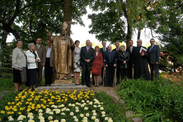 Poświęcenie pomnika św. Jana Pawła II w Olsztynku