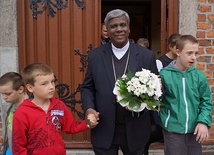  Edukację ubogich dzieci z diecezji Nellore, której ordynariuszem jest  bp Moses D. Prakasam, wspierają m.in. dzieci i seniorzy z Psiego Pola 