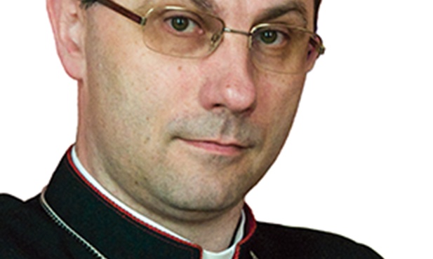 Bp Wojciech Polak urodził się w Inowrocławiu, ma 49 lat, święcenia kapłańskie przyjął w 1989 r., sakrę biskupią otrzymał w 2003 r. i został biskupem pomocniczym archidiecezji gnieźnieńskiej, od 2011 r. pełnił funkcję sekretarza generalnego Konferencji Episkopatu Polski. Jest doktorem teologii moralnej, pracę doktorską nt. eklezjalnego wymiaru grzechu i pojednania w posoborowym nauczaniu Kościoła obronił na Papieskim Uniwersytecie Laterańskim w Rzymie. Jest członkiem Rady Stałej KEP oraz Papieskiej Rady ...