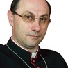 Bp Wojciech Polak urodził się w Inowrocławiu, ma 49 lat, święcenia kapłańskie przyjął w 1989 r., sakrę biskupią otrzymał w 2003 r. i został biskupem pomocniczym archidiecezji gnieźnieńskiej, od 2011 r. pełnił funkcję sekretarza generalnego Konferencji Episkopatu Polski. Jest doktorem teologii moralnej, pracę doktorską nt. eklezjalnego wymiaru grzechu i pojednania w posoborowym nauczaniu Kościoła obronił na Papieskim Uniwersytecie Laterańskim w Rzymie. Jest członkiem Rady Stałej KEP oraz Papieskiej Rady ...