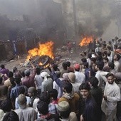 Zgliszcza po spalonych domach chrześcijan w Lahore