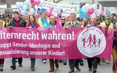 Hasło DEMO FÜR ALLE (Demonstracja dla wszystkich) nawiązuje do francuskiej inicjatywy „Manif pour tous” 