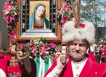 Stanisław Szuflak jest koordynatorem do spraw rekolekcji Ośrodka Apostolstwa Trzeźwości w Rokitnie. Na zdjęciu: w szlacheckim stroju niesie obraz Maryi