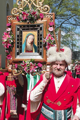 Stanisław Szuflak jest koordynatorem do spraw rekolekcji Ośrodka Apostolstwa Trzeźwości w Rokitnie. Na zdjęciu: w szlacheckim stroju niesie obraz Maryi