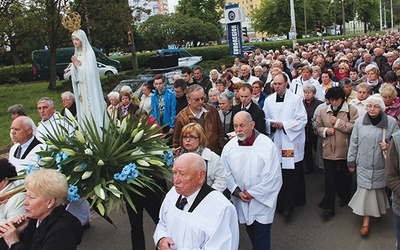  W procesji wzięli udział kapłani gorzowskich parafii, przedstawiciele stowarzyszeń i wspólnot, poczty sztandarowe, dzieci komunijne  oraz mieszkańcy miasta 