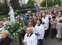  W procesji wzięli udział kapłani gorzowskich parafii, przedstawiciele stowarzyszeń i wspólnot, poczty sztandarowe, dzieci komunijne  oraz mieszkańcy miasta 