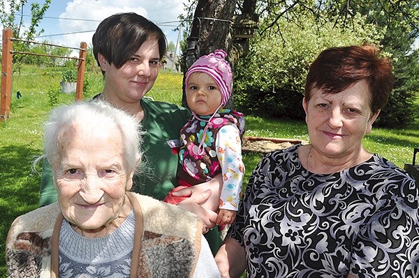  Cztery pokolenia: pani Irena, córka Maria (z prawej), wnuczka Dorota z prawnuczką Hanią 