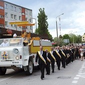 Relikwie papieża wiezione były samochodem marki Star, wierną repliką papamobile wykonanego w Starachowicach na pierwszą pielgrzymkę ojca świętego do Polski w 1979 r. 