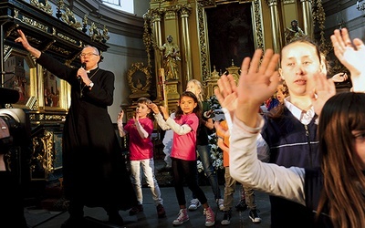  Bp Antoni Długosz nie brał udziału w festiwalowym konkursie. Zaśpiewał przed częścią ocenianą przez jury, a od obecnych otrzymał owacje