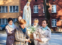  Wierni z usteckiej parafii Najświętszego Zbawiciela uroczyście wprowadzili przywiezioną z Portugalii figurę Matki Bożej 