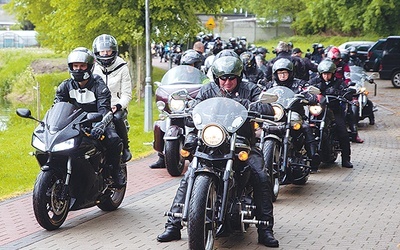  Ponad setka motocyklistów wzięła udział w zlocie i zabawie propagującej bezpieczeństwo na karlińskiej przystani wodnej