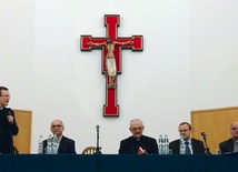 Debatę prowadził o. Marcin Tkaczyk. Uczestniczyli (od lewej): Dariusz Rosiak, ks. Andrzej Szostek, Antoni Dudek, i ks. Andrzej Maryniarczyk
