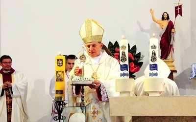 Abp Mokrzycki przekazał przed laty parafii na Żabiance piuskę Jana Pawła II. Teraz uroczyście wprowadził relikwiarz zawierający włosy świętego papieża