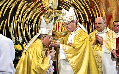 Księża biskupi ucałowali relikwie papieża