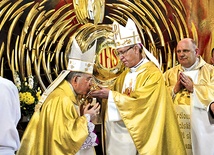 Księża biskupi ucałowali relikwie papieża