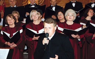  Dziękczynną Eucharystię uświetnił występ 25-osobowego chóru „Cantate Domino” 