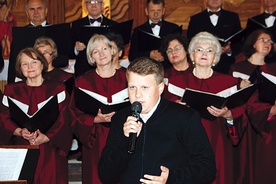  Dziękczynną Eucharystię uświetnił występ 25-osobowego chóru „Cantate Domino” 