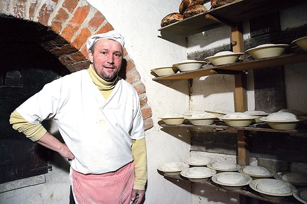  Pan Stanisław wypiekał chleb w zabytkowym piecu z Rudziczki